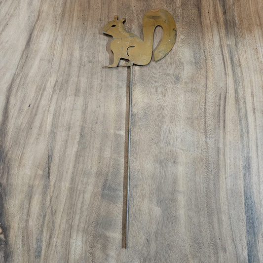 Eekhoorn op een stok, corten