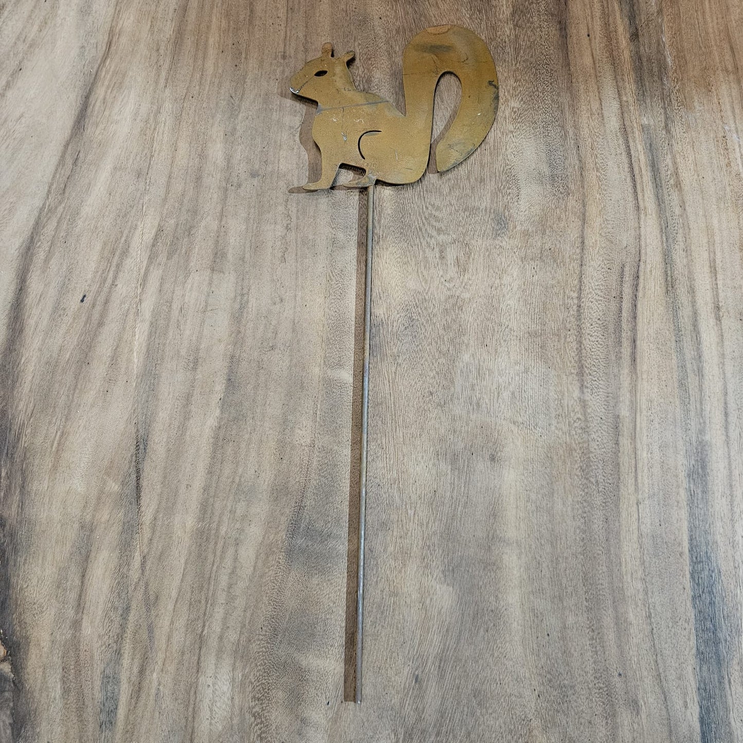 Eekhoorn op een stok, corten