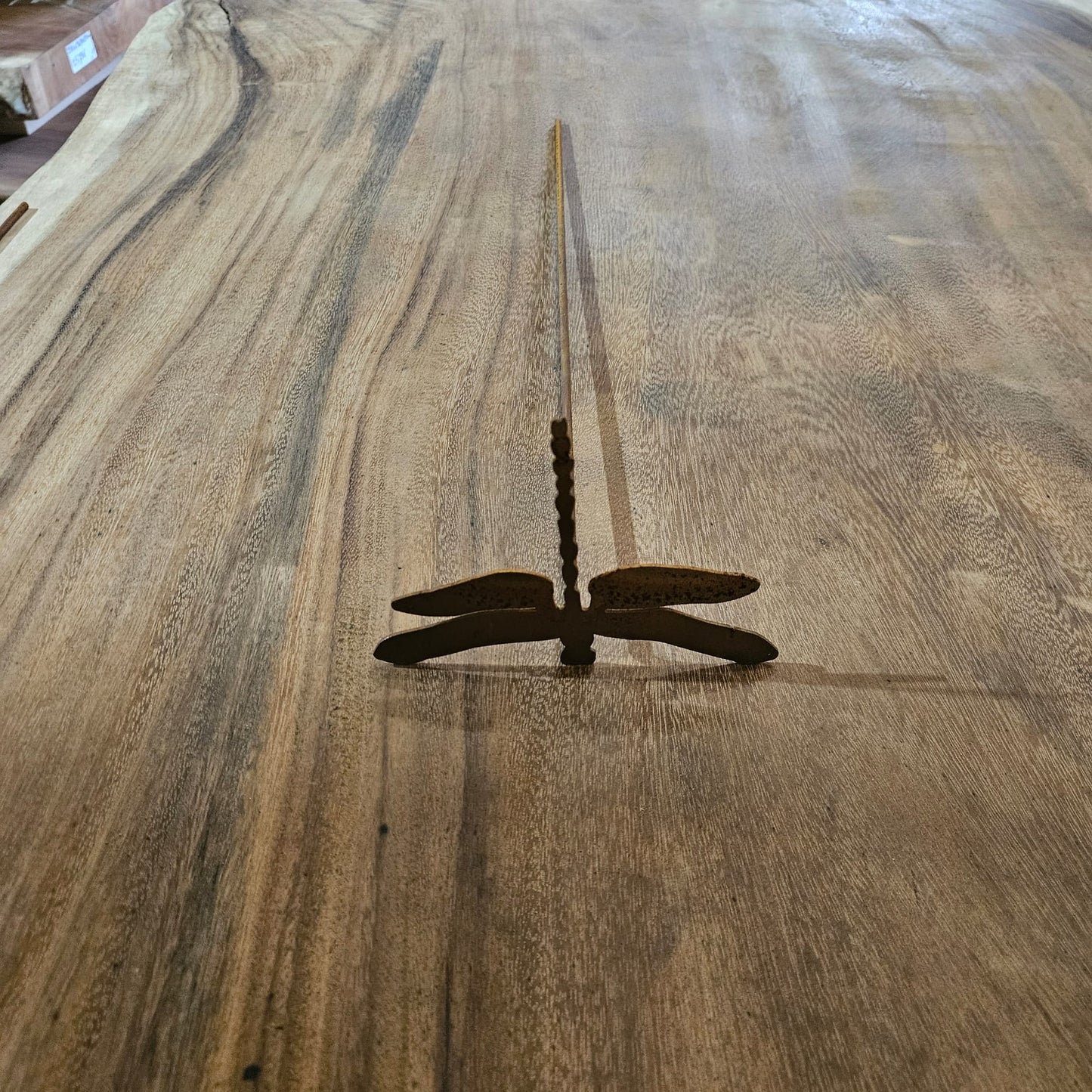 Cortenstaal libel op een stok