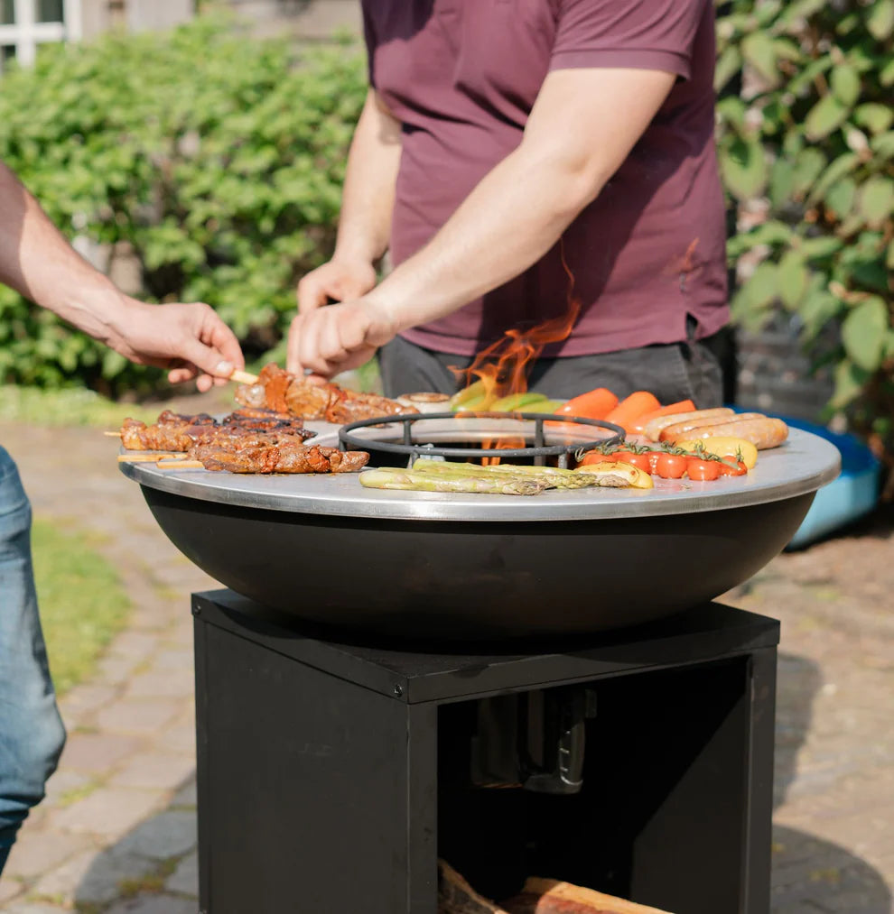 BBQ Plancha Grill Amigo - With cover and wood storage Ø67cm