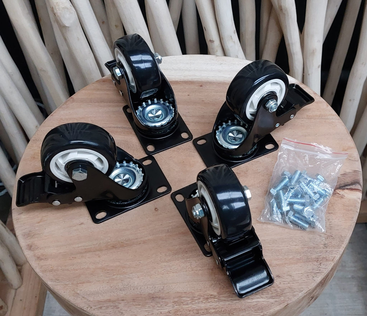 Jeu de roues pour barbecue avec frein