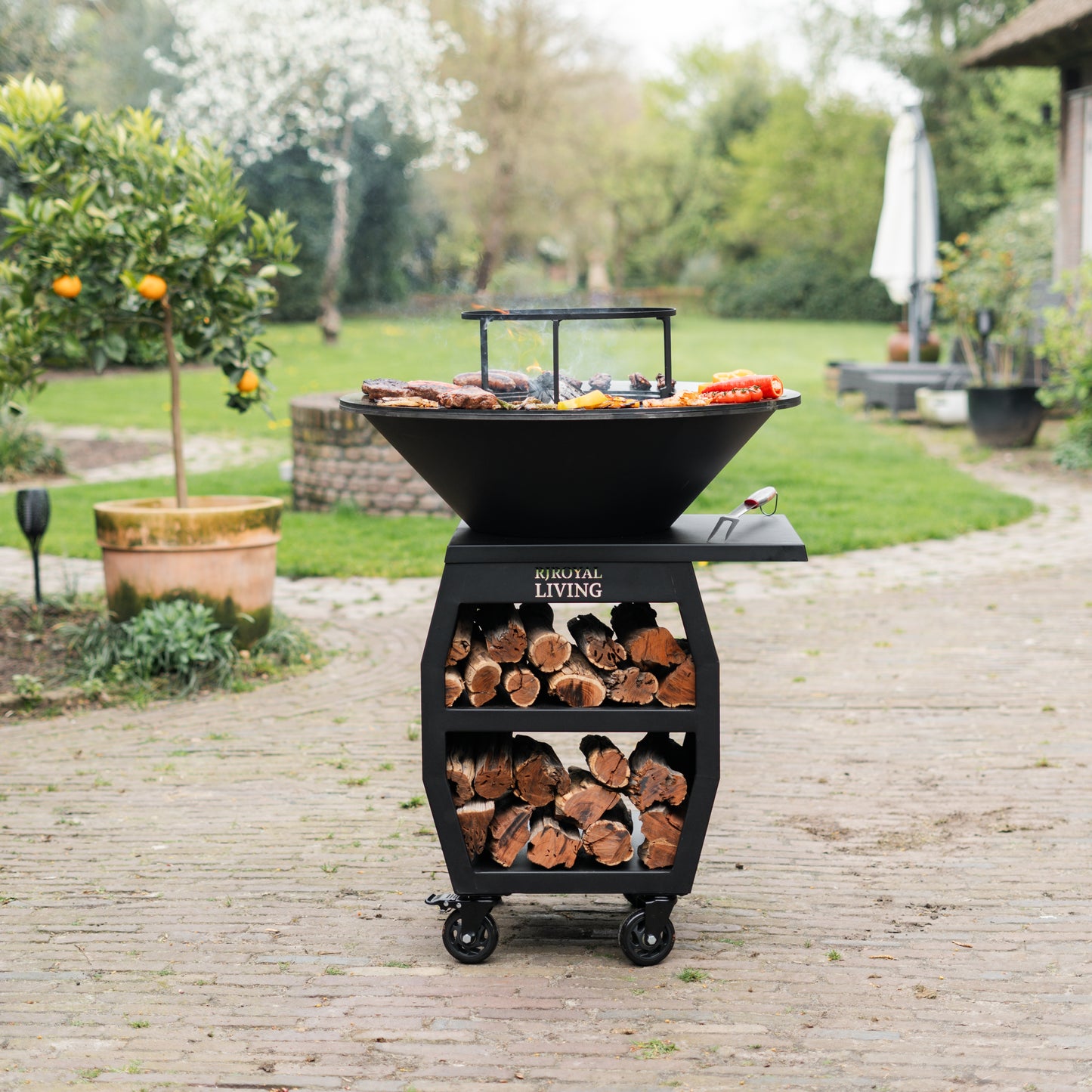 BBQ plancha Compañero XXL black with cover and wood storage 80 cm