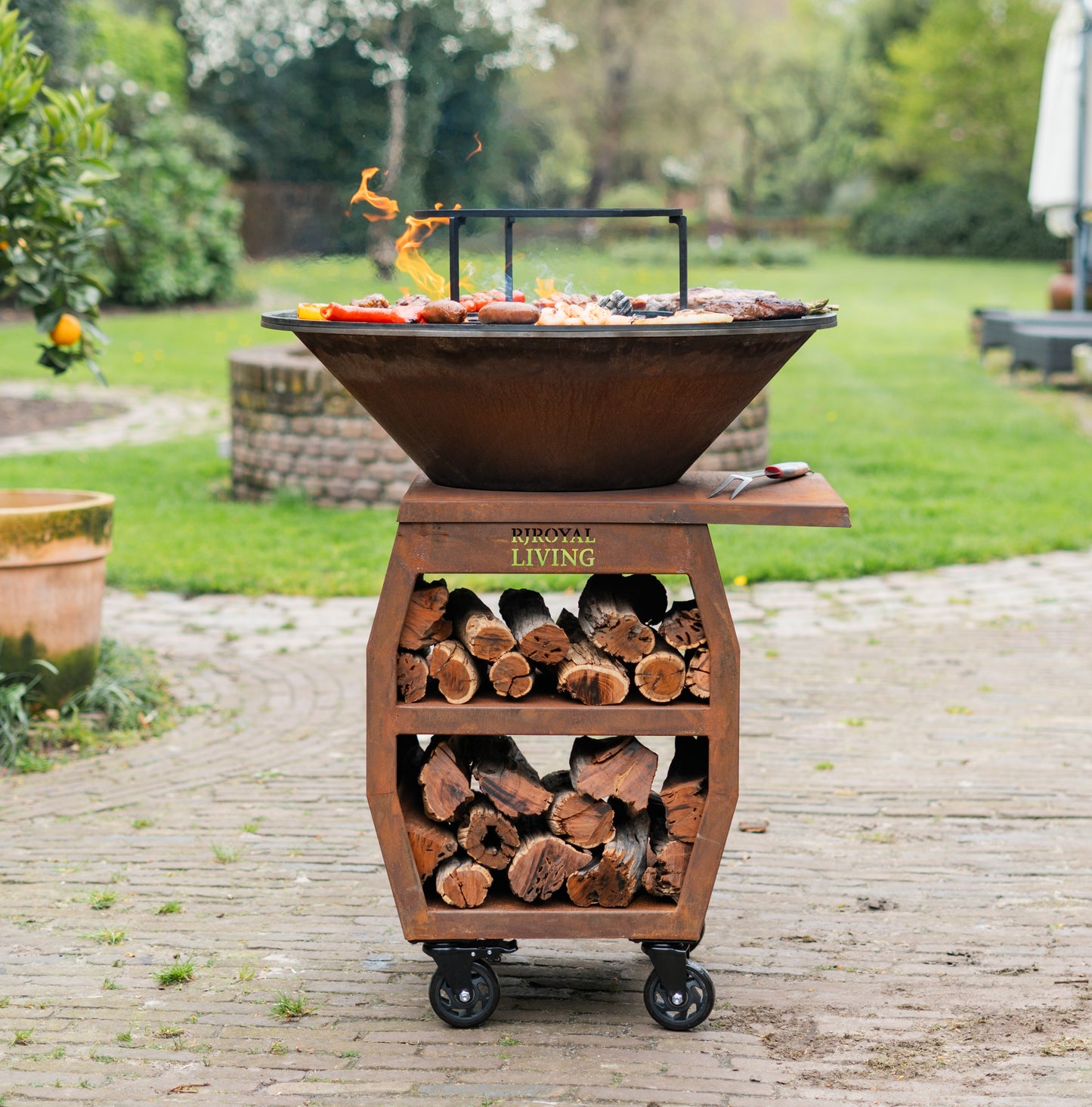BBQ plancha Compañero corten XXL 2.0 with cover and wood storage 80 cm