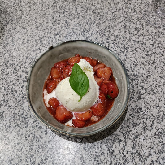 Geflambeerde aardbeien op de plancha