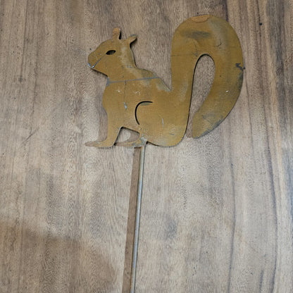 Eekhoorn op een stok, corten