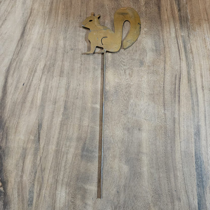 Eekhoorn op een stok, corten