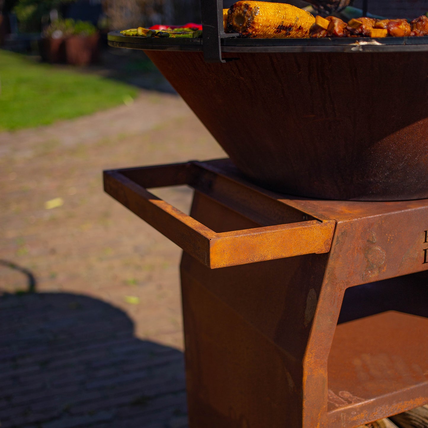 BBQ Plancha Grill Maestro XXL Ø80cm Cortenstaal - Met pook en houtopslag
