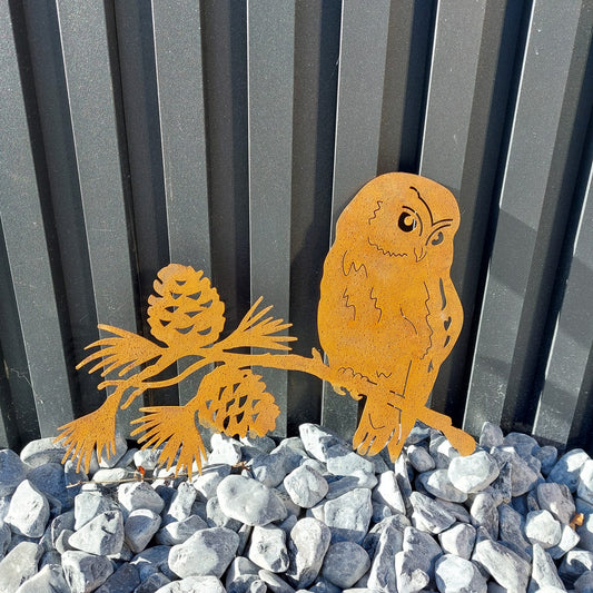 Uil op dennenboomtak 29 cm